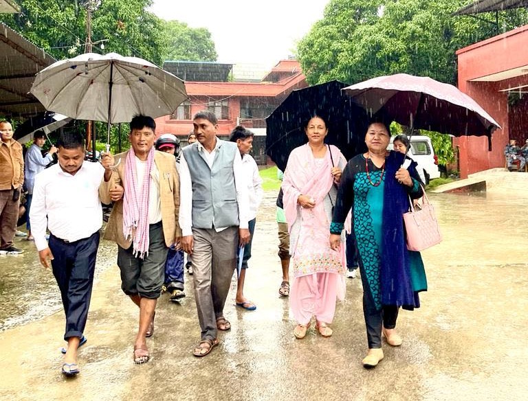 थरुहट नेता लक्ष्मण थारुद्वारा वारेसमार्फत उम्मेदवारी दर्ता